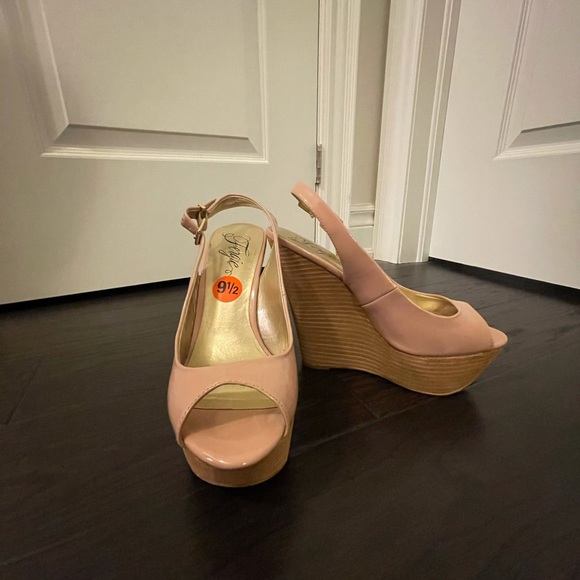Light pink/blush open toe wedges - Picture 2 of 2